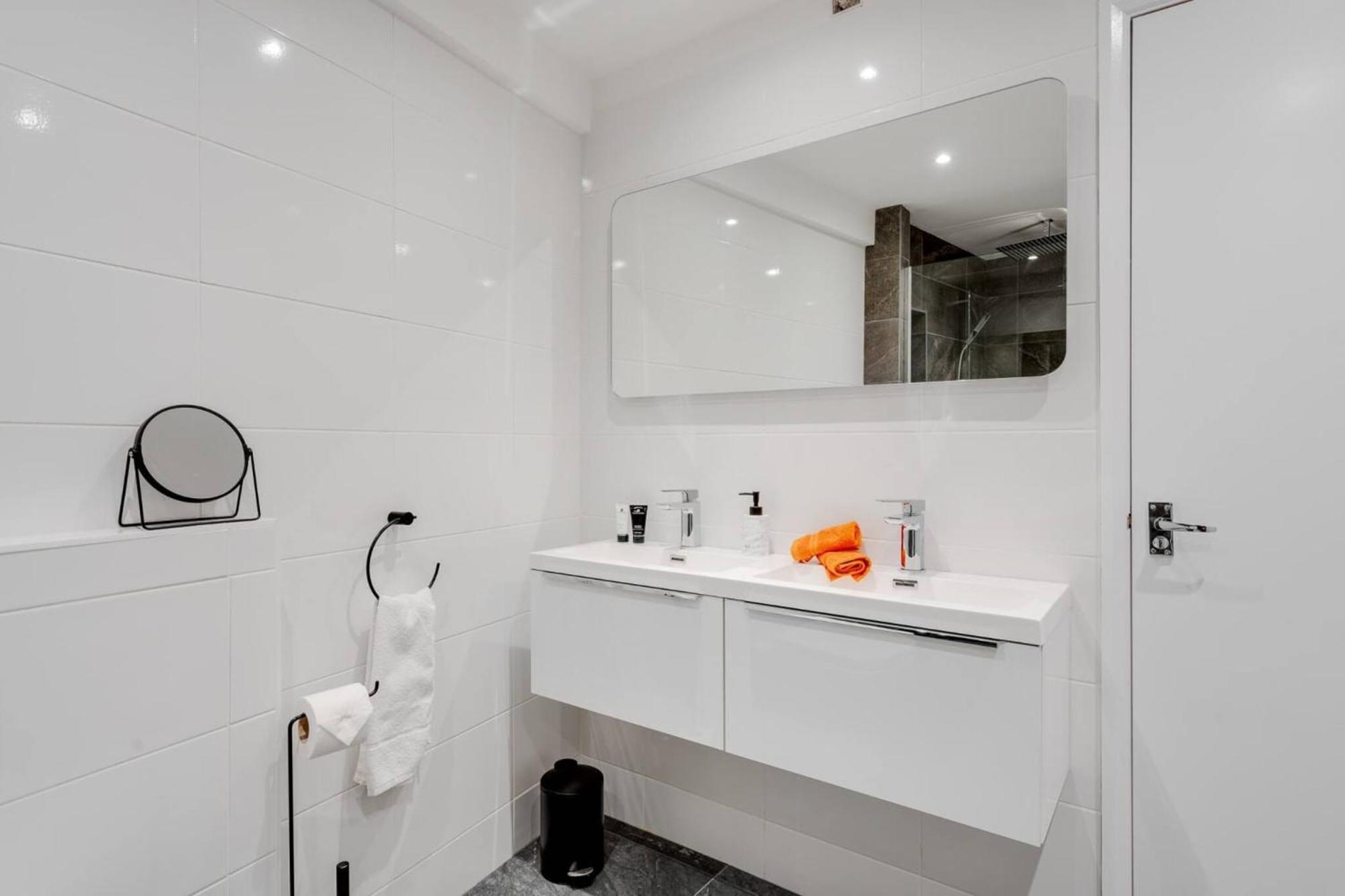 Brighton - 2 Bedroom Free Wi-fi & Parking